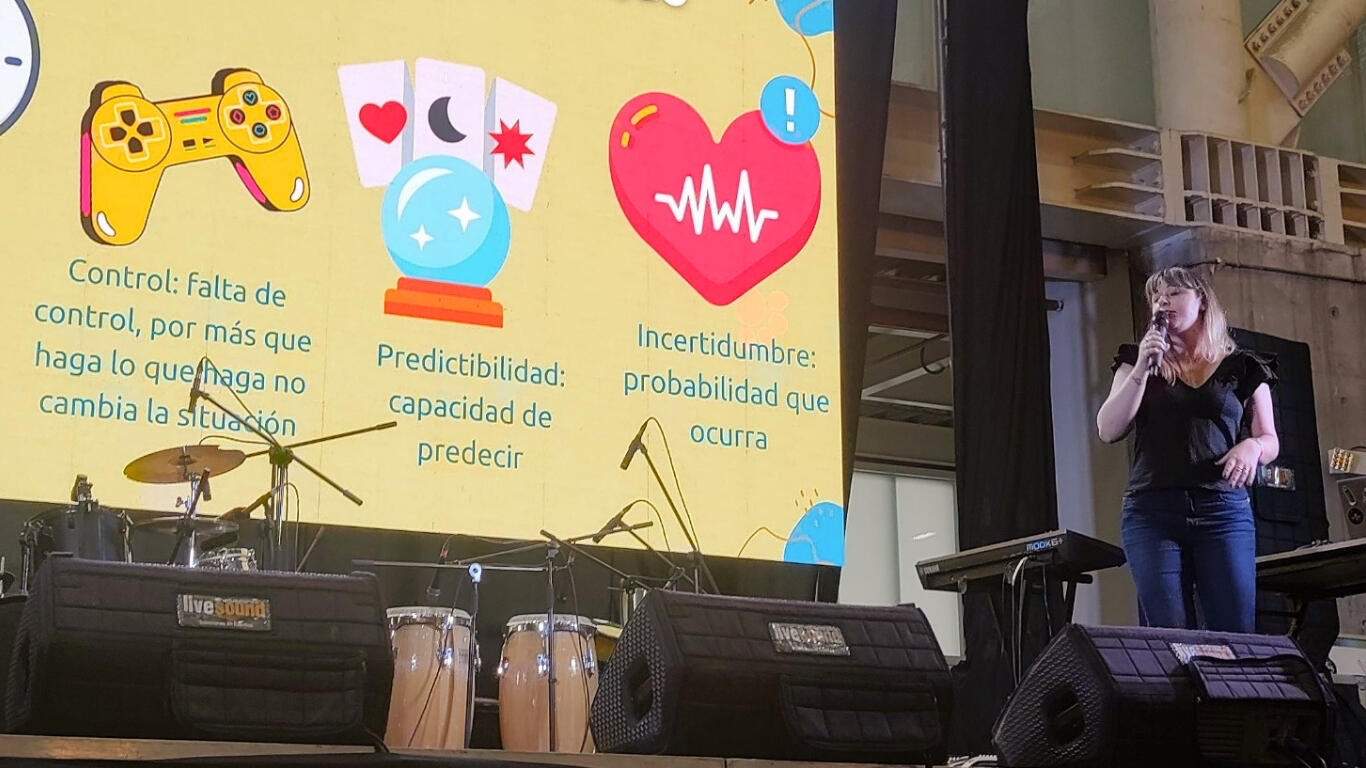 Andrea haciendo presencia en el escenario en una charla